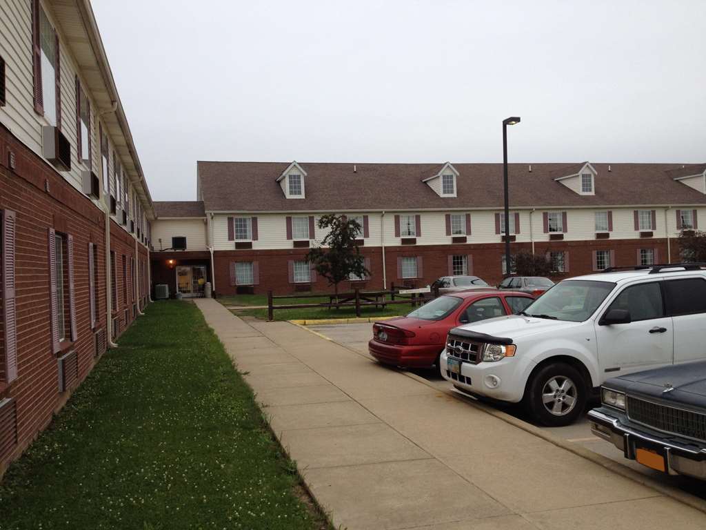 Country Hearth Inn & Suites Willard Buitenkant foto